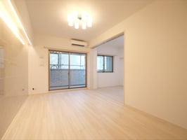 陽光が心地よく差し込むリビング空間