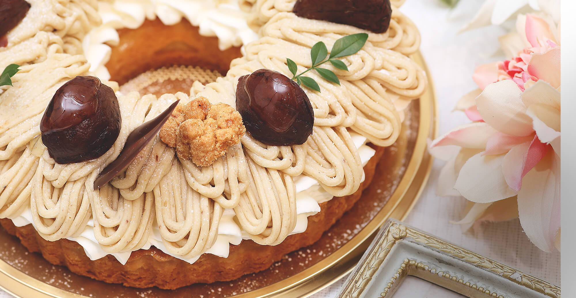 Exterior and cakes of Patisserie Emplir